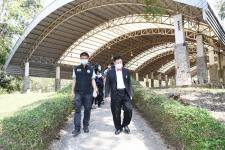 นายณัฐวุฒิ ทวีเกื้อกูลกิจ นายกองค์การบริหารส่วนจังหวัดตาก ในฐานะผู้อำนวยการอุทยานธรณีไม้กลายเป็นหินตาก เป็นประธานในพิธีเปิดโครงการอบรมมัคคุเทศก์คืนถิ่น รุ่นที่ 1 ประจำปีงบประมาณ พ.ศ. 2565