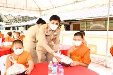 นายณัฐวุฒิ ทวีเกื้อกูลกิจ นายกองค์การบริหารส่วนจังหวัดตาก มอบหมายให้ นางวันทนา วิรัชเกษม รองปลัดองค์การบริหารส่วนจังหวัดตาก เป็นผู้แทนเข้าร่วมพิธีถวายภัตตาหารเพลและสิ่งของพระราชทาน แด่พระภิกษุสามเณร ในการสอบบาลีสนามหลวง