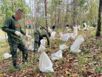 นายณัฐวุฒิ ทวีเกื้อกูลกิจ นายกองค์การบริหารส่วนจังหวัดตาก ในฐานะผู้อำนวยการอุทยานธรณีไม้กลายเป็นหินตากพร้อมด้วย ว่าที่ ดร.ฑีฆะพล ทวีเกื้อกูลกิจ รองนายกองค์การบริหารส่วนจังหวัดตาก นำเจ้าหน้าที่ ร่วมดำเนินการ จัดเรียงหินกรวด ในบริเวณ ไม้กลายเป็นหิน ต้นที่ 1