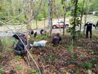 นายณัฐวุฒิ ทวีเกื้อกูลกิจ นายกองค์การบริหารส่วนจังหวัดตาก ในฐานะผู้อำนวยการอุทยานธรณีไม้กลายเป็นหินตากพร้อมด้วย ว่าที่ ดร.ฑีฆะพล ทวีเกื้อกูลกิจ รองนายกองค์การบริหารส่วนจังหวัดตาก นำเจ้าหน้าที่ ร่วมดำเนินการ จัดเรียงหินกรวด ในบริเวณ ไม้กลายเป็นหิน ต้นที่ 1