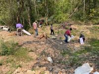 นายณัฐวุฒิ ทวีเกื้อกูลกิจ นายกองค์การบริหารส่วนจังหวัดตาก ในฐานะผู้อำนวยการอุทยานธรณีไม้กลายเป็นหินตากพร้อมด้วย ว่าที่ ดร.ฑีฆะพล ทวีเกื้อกูลกิจ รองนายกองค์การบริหารส่วนจังหวัดตาก นำเจ้าหน้าที่ ร่วมดำเนินการ จัดเรียงหินกรวด ในบริเวณ ไม้กลายเป็นหิน ต้นที่ 1