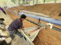 นายณัฐวุฒิ ทวีเกื้อกูลกิจ นายกองค์การบริหารส่วนจังหวัดตาก ในฐานะผู้อำนวยการอุทยานธรณีไม้กลายเป็นหินตากพร้อมด้วย ว่าที่ ดร.ฑีฆะพล ทวีเกื้อกูลกิจ รองนายกองค์การบริหารส่วนจังหวัดตาก นำเจ้าหน้าที่ ร่วมดำเนินการ จัดเรียงหินกรวด ในบริเวณ ไม้กลายเป็นหิน ต้นที่ 1