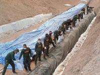 นายณัฐวุฒิ ทวีเกื้อกูลกิจ นายกองค์การบริหารส่วนจังหวัดตาก ในฐานะผู้อำนวยการอุทยานธรณีไม้กลายเป็นหินตากพร้อมด้วย ว่าที่ ดร.ฑีฆะพล ทวีเกื้อกูลกิจ รองนายกองค์การบริหารส่วนจังหวัดตาก นำเจ้าหน้าที่ ร่วมดำเนินการ จัดเรียงหินกรวด ในบริเวณ ไม้กลายเป็นหิน ต้นที่ 1