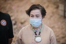 นายกองค์การบริหารส่วนจังหวัดตาก ในฐานะผู้อำนวยการอุทยานธรณีไม้กลายเป็นหินตาก พร้อมด้วยผู้บริหาร และหัวหน้าส่วนการงานองค์การบริหารส่วนจังหวัดตาก ร่วมเป็นสักขีพยานในการวัดความยาวของไม้กลายเป็นหินหลุมที่ 1