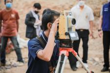 นายกองค์การบริหารส่วนจังหวัดตาก ในฐานะผู้อำนวยการอุทยานธรณีไม้กลายเป็นหินตาก พร้อมด้วยผู้บริหาร และหัวหน้าส่วนการงานองค์การบริหารส่วนจังหวัดตาก ร่วมเป็นสักขีพยานในการวัดความยาวของไม้กลายเป็นหินหลุมที่ 1