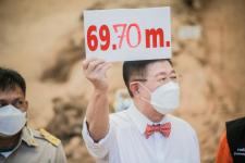 นายกองค์การบริหารส่วนจังหวัดตาก ในฐานะผู้อำนวยการอุทยานธรณีไม้กลายเป็นหินตาก พร้อมด้วยผู้บริหาร และหัวหน้าส่วนการงานองค์การบริหารส่วนจังหวัดตาก ร่วมเป็นสักขีพยานในการวัดความยาวของไม้กลายเป็นหินหลุมที่ 1