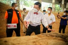 นายกองค์การบริหารส่วนจังหวัดตาก ในฐานะผู้อำนวยการอุทยานธรณีไม้กลายเป็นหินตาก พร้อมด้วยผู้บริหาร และหัวหน้าส่วนการงานองค์การบริหารส่วนจังหวัดตาก ร่วมเป็นสักขีพยานในการวัดความยาวของไม้กลายเป็นหินหลุมที่ 1