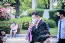 นายณัฐวุฒิ ทวีเกื้อกูลกิจ นายกองค์การบริหารส่วนจังหวัดตาก และ ว่าที่ ดร.ฑีฆะพล ทวีเกื้อกูลกิจ รองนายกองค์การบริหารส่วนจังหวัดตาก พร้อมคณะผู้บริหารและหัวหน้าส่วนราชการ ร่วมเป็นกำลังใจให้กับพี่น้องประชาชนที่เข้ามารับบริการฉีดวัคซีนโมเดอนา