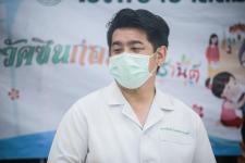 นายณัฐวุฒิ ทวีเกื้อกูลกิจ นายกองค์การบริหารส่วนจังหวัดตาก และ ว่าที่ ดร.ฑีฆะพล ทวีเกื้อกูลกิจ รองนายกองค์การบริหารส่วนจังหวัดตาก พร้อมคณะผู้บริหารและหัวหน้าส่วนราชการ ร่วมเป็นกำลังใจให้กับพี่น้องประชาชนที่เข้ามารับบริการฉีดวัคซีนโมเดอนา