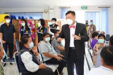 นายก อบจ.ตาก นำทีม ส่งมอบถุงยังชีพ ณ อำเภอบ้านตาก