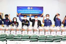 นายก อบจ.ตาก นำทีม ส่งมอบถุงยังชีพ ณ อำเภอบ้านตาก