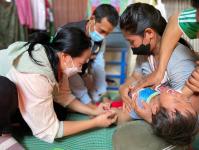 รพ.สต.บ้านสันป่าไร่ ออกหน่วยฉีดวัคซีนเด็กบนดอยห้วยกระทิง,จ่ายยา para syr,ferrous syr,และแจกของให้เด็กทุกคน