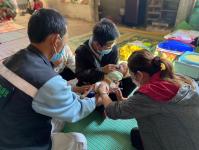 รพ.สต.บ้านสันป่าไร่ ออกหน่วยฉีดวัคซีนเด็กบนดอยห้วยกระทิง,จ่ายยา para syr,ferrous syr,และแจกของให้เด็กทุกคน