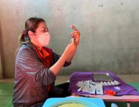 รพ.สต.บ้านสันป่าไร่ ออกหน่วยฉีดวัคซีนเด็กบนดอยห้วยกระทิง,จ่ายยา para syr,ferrous syr,และแจกของให้เด็กทุกคน