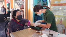 เจาะเลือด,วัดความดันโลหิต,ชั่งน้ำหนัก pt DM ที่รับยา ณ.รพ.สต.บ้านสันป่าไร่