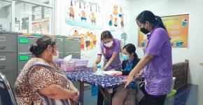 25/4/66 ช่วงบ่าย รพ.สต.บ้านสันป่าไร่ ร่วมกับทีม รพ.แม่ระมาด จ่ายยา , พบแพทย์ , นับจำนวนยา และ ทบทวนความเข้าใจการทานยาก่อนกลับบ้าน ในผู้ป่วยโรคเบาหวานที่รับยาที่ รพ.สต.บ้านสันป่าไร่