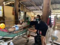 เช้าวันที่3/5/66 CMและจนท. รพ.สต.บ้านสันป่าไร่ เยี่ยมบ้านและประเมินADL ผู้ป่วยกระดูกสันหลังหักจากอุบัติเหตุ หลังออกจาก รพ. และประเมินอาการผู้ป่วยขาอ่อนแรง ปวด ชาขาทั้ง 2 ข้าง ไม่ยอมเดิน ส่งประเมินและรักษาต่อที่รพ.ชุมชน