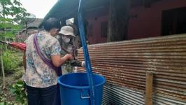 23/6/66 จนท.รพ.สต.บ้านสันป่าไร่ร่วมกับอสม.ม.3บ้านป่าไร่เหนือ ควบคุมโรครอบ2 เคสนางจ้าวา ภูมิพระธาตุ