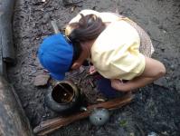 30/7/66 จนท.รพ.สต.บ้านสันป่าไร่ร่วมกับอสม.ม.3บ้านป่าไร่เหนือ ควบคุมโรคไข้เลือดออกรอบที่1 พร้อมทั้งสอบสวนโรคเคสนางรัตนา พิทักษ์พิบูลย์ศรี