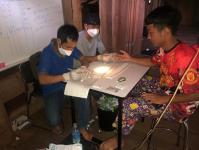 31766 จนท.รพ.สต.บ้านสันป่าไร่ร่วมกับจนท.MP บ้านบือละพอ รณรงค์เจาะเลือดเพื่อค้นหาผู้ป่วยโรคมาลาเรียพร้อมทั้งแจกมุ้งชุบน้ำยาที่ ม.7 บ้านพะนิกรี