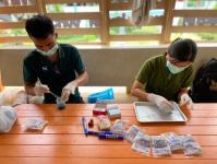 16-18866 จนท.รพ.สต.บ้านสันป่าไร่ ให้ความรู้เกี่ยวกับโรคหนอนพยาธิและตรวจอุจจาระเพื่อค้นหาไข่พยาธิในพื้นที่โครงการพระราชดำริโรงเรียนจาตุรจินดา จำนวน 112 คนพบไข่พยาธิไส้เดือน 2 คน แส้ม้า 4 คนและโรงเรียนบ้านสี่หลัง จำนวน 31 คน พบไข่พยาธิไส้เดือน 1 คน