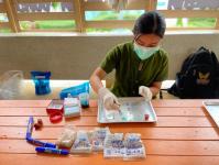 16-18866 จนท.รพ.สต.บ้านสันป่าไร่ ให้ความรู้เกี่ยวกับโรคหนอนพยาธิและตรวจอุจจาระเพื่อค้นหาไข่พยาธิในพื้นที่โครงการพระราชดำริโรงเรียนจาตุรจินดา จำนวน 112 คนพบไข่พยาธิไส้เดือน 2 คน แส้ม้า 4 คนและโรงเรียนบ้านสี่หลัง จำนวน 31 คน พบไข่พยาธิไส้เดือน 1 คน