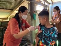 21966 รพ.สต.บ้านสันป่าไร่ ออกหน่วยฉีดวัคซีนเด็กอายุแรกเกิด ถึง 5 ปี และ นักเรียนชั้น ป.6 เขตหมู่ 6 บ้านห้วยกระทิง รวม 13 ราย