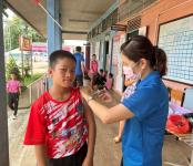 4/10/66 รพ.สต.บ้านสันป่าไร่ ฉีดวัคซีน HPV เข็ม 1 บุคลากรสาธารณสุข,ครู,อสม. ที่อายุไม่เกิน 45 ปี จำนวน 37 คน และฉีดวัคซีนนักเรียนชั้น ป.1,2,6 จำนวน 77 คน