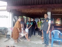 10/1/67 จนท.รพ.สต.บ้านสันป่าไร่ร่วมกับคณะสงฆ์วัดทุ่งมะขามป้อมและคณะกรรมการศูนย์พัฒนาและฟื้นฟูคุณภาพชีวิตผู้สูงอายุและคนพิการตำบลพระธาตุมอบข้าวสารและอาหารแห้งแก่ผู้สูงอายุและผู้พิการหมู่ที่3บ้านป่าไร่เหนือและหมู่ที่5บ้านสันป่าไร่