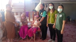 10/1/67 จนท.รพ.สต.บ้านสันป่าไร่ร่วมกับคณะสงฆ์วัดทุ่งมะขามป้อมและคณะกรรมการศูนย์พัฒนาและฟื้นฟูคุณภาพชีวิตผู้สูงอายุและคนพิการตำบลพระธาตุมอบข้าวสารและอาหารแห้งแก่ผู้สูงอายุและผู้พิการหมู่ที่3บ้านป่าไร่เหนือและหมู่ที่5บ้านสันป่าไร่