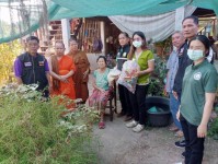 10/1/67 จนท.รพ.สต.บ้านสันป่าไร่ร่วมกับคณะสงฆ์วัดทุ่งมะขามป้อมและคณะกรรมการศูนย์พัฒนาและฟื้นฟูคุณภาพชีวิตผู้สูงอายุและคนพิการตำบลพระธาตุมอบข้าวสารและอาหารแห้งแก่ผู้สูงอายุและผู้พิการหมู่ที่3บ้านป่าไร่เหนือและหมู่ที่5บ้านสันป่าไร่