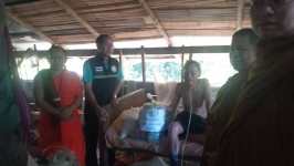 10/1/67 จนท.รพ.สต.บ้านสันป่าไร่ร่วมกับคณะสงฆ์วัดทุ่งมะขามป้อมและคณะกรรมการศูนย์พัฒนาและฟื้นฟูคุณภาพชีวิตผู้สูงอายุและคนพิการตำบลพระธาตุมอบข้าวสารและอาหารแห้งแก่ผู้สูงอายุและผู้พิการหมู่ที่3บ้านป่าไร่เหนือและหมู่ที่5บ้านสันป่าไร่