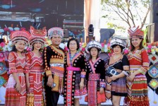 นายวีระชัย ก้องพนาไพรสณฑ์ ผู้แทนนายกองค์การบริหารส่วนจังหวัดตาก เป็นประธานเปิดงานประเพณีปีใหม่ม้งอำเภอแม่สอด ประจำปีงบประมาณ พ.ศ. 2567 ณ สนามกลางหมู่บ้าน บ้านเจดีย์โคะ ตำบลมหาวัน อำภอแม่สอด จังหวัดตาก