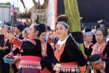 นายวีระชัย ก้องพนาไพรสณฑ์ ผู้แทนนายกองค์การบริหารส่วนจังหวัดตาก เป็นประธานเปิดงานประเพณีปีใหม่ม้งอำเภอแม่สอด ประจำปีงบประมาณ พ.ศ. 2567 ณ สนามกลางหมู่บ้าน บ้านเจดีย์โคะ ตำบลมหาวัน อำภอแม่สอด จังหวัดตาก