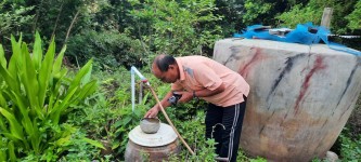 18/พ.ค./67 รพ.สต.บ้านสันป่าไร่ร่วมกับอาสาสมัครสาธารณสุขหมู่ที่2,3และ5 รณรงค์ทำลายแหล่งเพาะพันธ์ลูกน้ำยุงลายทางกายภาพและใส่ทรายอะเบทในภาชนะที่เป็นน้ำใช้ ในส่วนภาชนะที่พบลูกน้ำยุงลายจะทำลายโดยวิธีเทน้ำทิ้ง