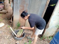 18/พ.ค./67 รพ.สต.บ้านสันป่าไร่ร่วมกับอาสาสมัครสาธารณสุขหมู่ที่2,3และ5 รณรงค์ทำลายแหล่งเพาะพันธ์ลูกน้ำยุงลายทางกายภาพและใส่ทรายอะเบทในภาชนะที่เป็นน้ำใช้ ในส่วนภาชนะที่พบลูกน้ำยุงลายจะทำลายโดยวิธีเทน้ำทิ้ง