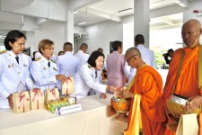 รองปลัดองค์การบริหารส่วนจังหวัดตาก พร้อมด้วยข้าราชการในสังกัดองค์การบริหารส่วนจังหวัดตาก ร่วมพิธีทำบุญตักบาตรถวายพระราชกุศล เฉลิมพระเกียรติสมเด็จพระนางเจ้าฯ พระบรมราชินี