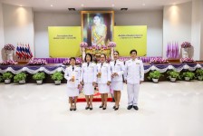 รองปลัดองค์การบริหารส่วนจังหวัดตาก พร้อมด้วยเจ้าหน้าที่ องค์การบริหารส่วนจังหวัดตาก เข้าร่วมพิธีพิธีถวายเครื่องราชสักการะ วางพานพุ่ม และจุดเทียนถวายพระพรชัยมงคล สมเด็จพระนางเจ้าฯ พระบรมราชินี