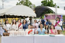 ภาพบรรยากาศส่วนหนึ่งของงานกิจกรรมเปิดสถานีรถไฟนำเที่ยว (สถานีรถไฟอบจ.ตาก) “ย้อนรอยสยาม” 