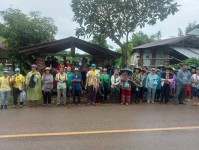 12 ส.ค. 67 จนท.รพ.สต.บ้านสันป่าไร่ร่วมกับผู้นำชุมชนและประชาชน ม.3บ้านป่าไร่เหนือ ร่วมกิจกรรมจิตอาสา แม่ของแผ่นดิน รณรงค์สำรวจและทำลายแหล่งเพาะพันธ์ลูกน้ำยุงลาย เนื่องในวันแม่แห่งชาติ