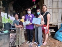 15 ส.ค.67 นางเสาร์แก้ว อ่วมพิทยา เจ้าพนักงานสาธารณสุข รพ.สต.บ้านสันป่าไร่ ร่วมกับเครือข่ายแม่ยุคใหม่ใส่ใจสุขภาพ เยี่ยมหญิงหลังคลอดและหญิงตั้งครรภ์ ม.5 บ้านสันป่าไร่ จำนวน 2 คนและมอบนมจืดแก่เด็กอายุ 0-6 ปี ที่มีน้ำหนักตกเกณฑ์ ม.2 บ้านตีนธาตุ ม.3 บ้านป่าไร่