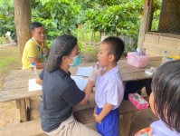 19 ส.ค. 67 นส.พนิดา ตลับทอง จพ.ทันตาภิบาลปฏิบัติการพร้อมด้วยนส.โสภา วรนารถวิชัย ผู้ช่วยทันตกรรม รพ.สต.บ้านสันป่าไร่ ตรวจสุขภาพช่องปากพร้อมทั้งเคลือบฟลูออไรด์ เด็กนักเรียนศศช.บ้านบือละพอและศศช.บ้านพะนิกรี จำนวน 84 รายและเยี่ยมบ้านติดตามดูแลผู้ป่วยติดบ้านที