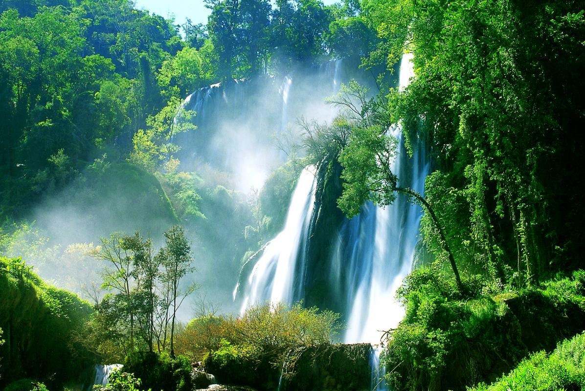 ทีลอซู อลังการน่านน้ำ กลางป่าอุ้มผาง