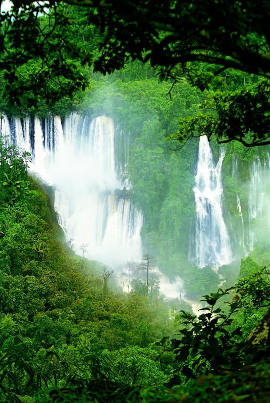 ทีลอซู อลังการน่านน้ำ กลางป่าอุ้มผาง