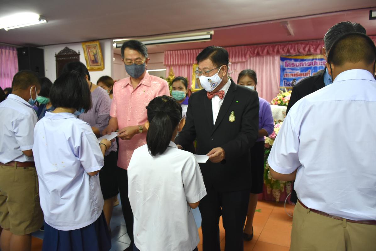 พิธีมอบสื่อการเรียนการสอน ประจำปีงบประมาณ พ.ศ. 2563 ให้แก่สำนักงานเทศบาลเมืองตาก