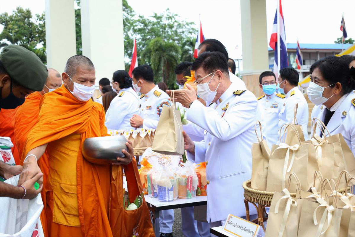 พิธีทำบุญตักบาตรพระสงฆ์ จำนวน 89 รูป ถวายเป็นพระราชกุศล เนื่องในวันคล้ายวันสวรรคต พระบาทสมเด็จพระบรมชนกาธิเบศร มหาภูมิพลอดุลยเดชมหาราช บรมนาถบพิตร 