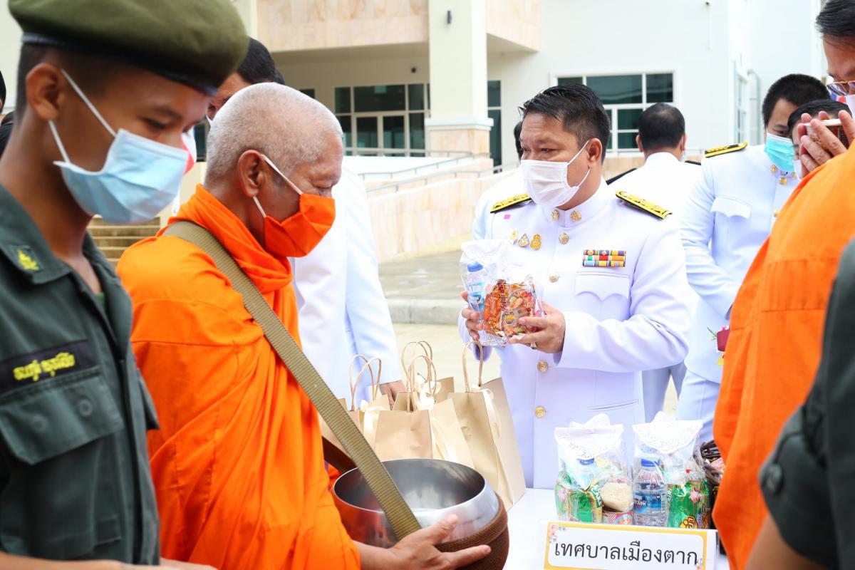 พิธีทำบุญตักบาตรพระสงฆ์ จำนวน 89 รูป ถวายเป็นพระราชกุศล เนื่องในวันคล้ายวันสวรรคต พระบาทสมเด็จพระบรมชนกาธิเบศร มหาภูมิพลอดุลยเดชมหาราช บรมนาถบพิตร 