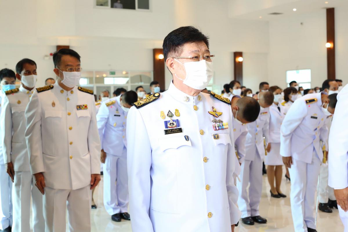 พิธีวางพวงมาลาและถวายบังคม เบื้องหน้าพระบรมฉายาลักษณ์ พระบาทสมเด็จพระบรมชนกาธิเบศ มหาภูมิพลอดุลยเดชมหาราช บรมนาถบพิตร 