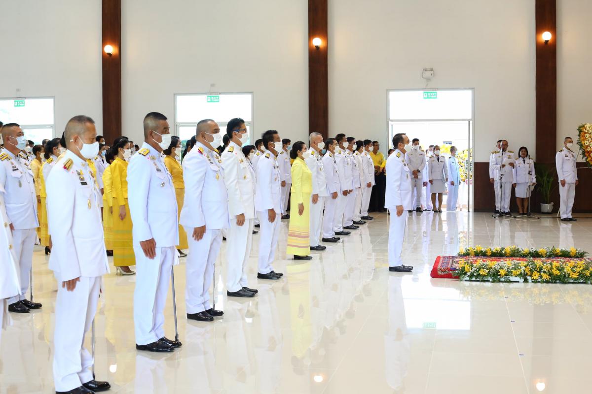 พิธีวางพวงมาลาและถวายบังคม เบื้องหน้าพระบรมฉายาลักษณ์ พระบาทสมเด็จพระบรมชนกาธิเบศ มหาภูมิพลอดุลยเดชมหาราช บรมนาถบพิตร 