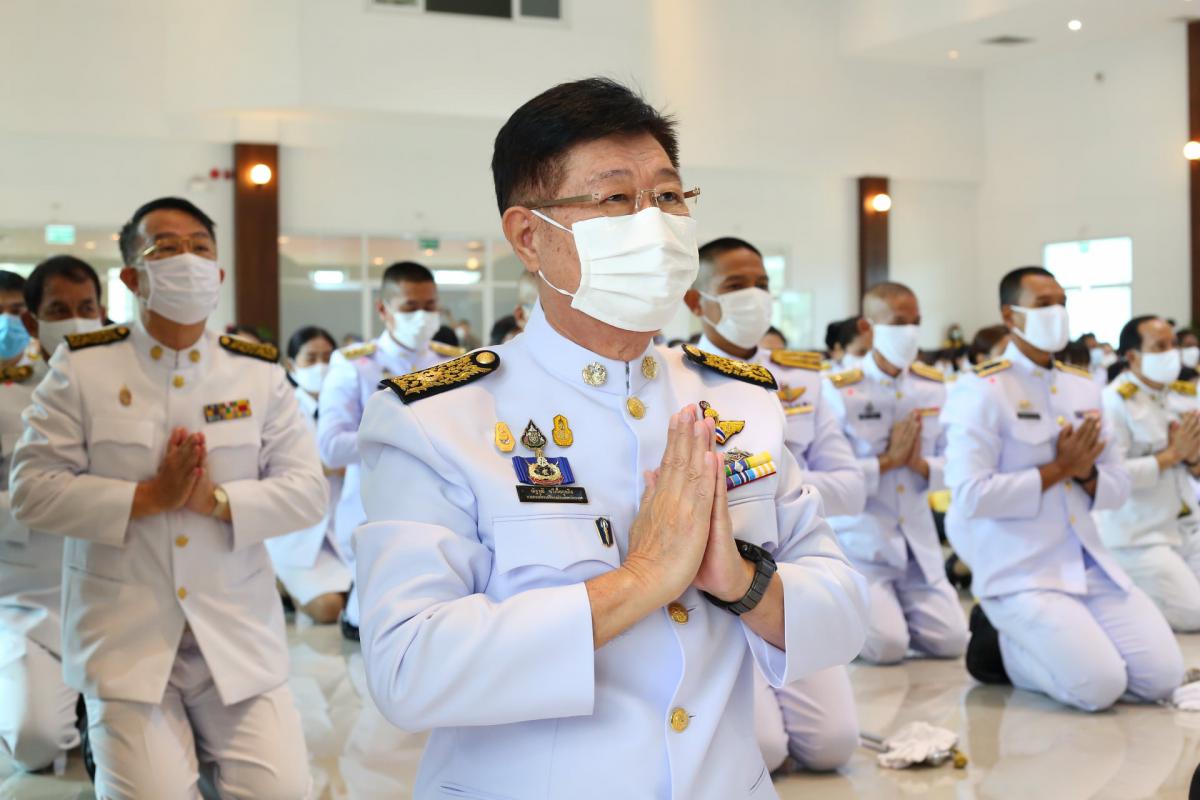 พิธีวางพวงมาลาและถวายบังคม เบื้องหน้าพระบรมฉายาลักษณ์ พระบาทสมเด็จพระบรมชนกาธิเบศ มหาภูมิพลอดุลยเดชมหาราช บรมนาถบพิตร 